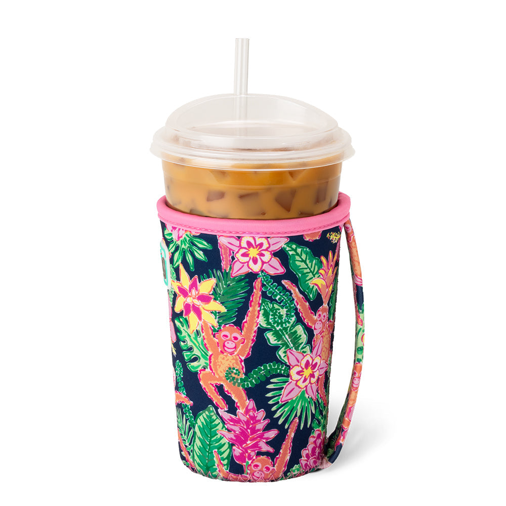 Taza fría con hielo para gimnasio en la jungla